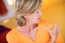 http://www.arthritisjournal.net/files/2010/01/woman_with_shoulder_pain.jpg